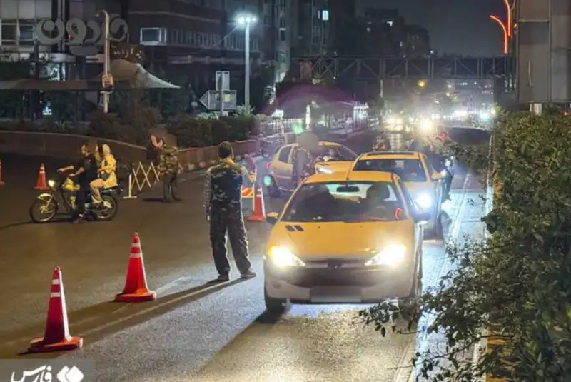 بسیاری از مردم و بسیجیان برای حضور در ایست‌های بازرسی داوطلب شدند