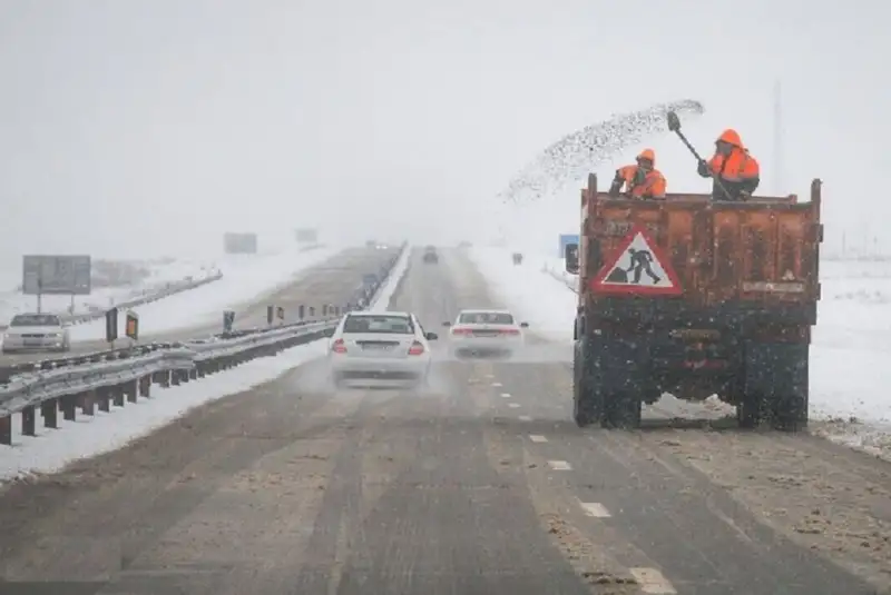 بارش برف و باران در محورهای 13 استان