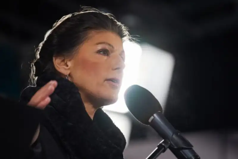 فعال سیاسی آلمانی: صدراعظم آلمان شهامت «نه» گفتن به آمریکا را ندارد