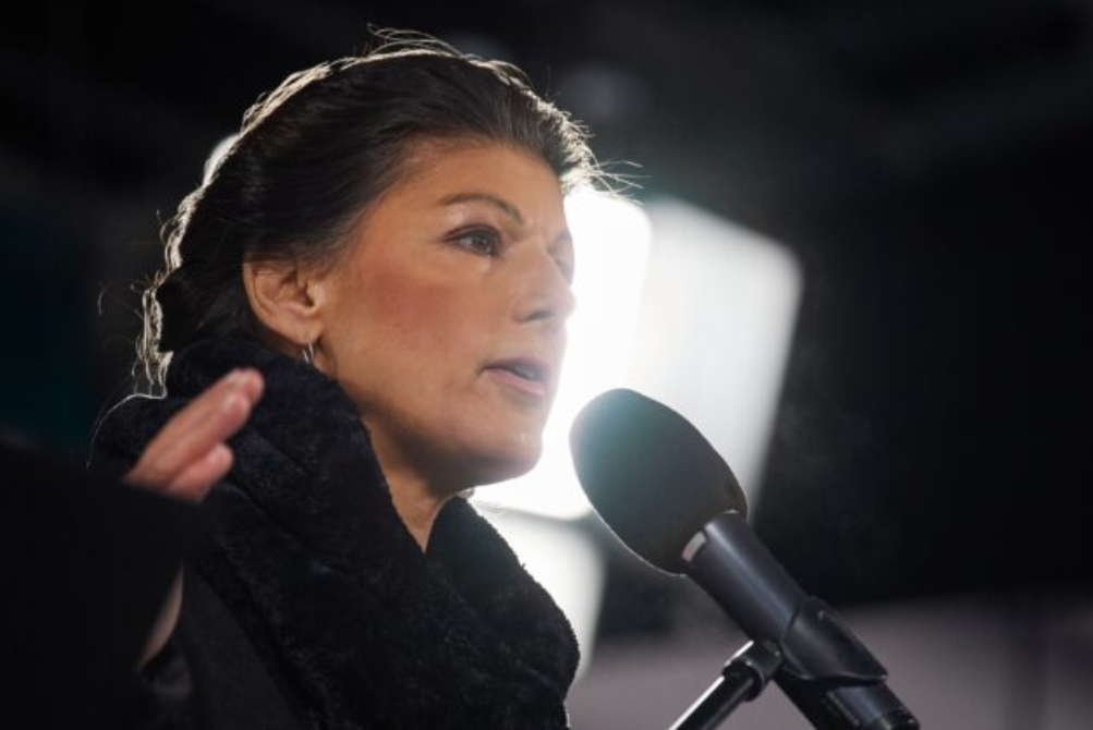 فعال سیاسی آلمانی: صدراعظم آلمان شهامت «نه» گفتن به آمریکا را ندارد