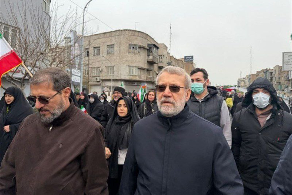 במסר מתריס, בכירים איראנים מטיילים בין ההמונים.