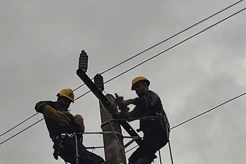 ترمیم شبکه برق آسیب دیده از حملات دشمن در جزیره قشم