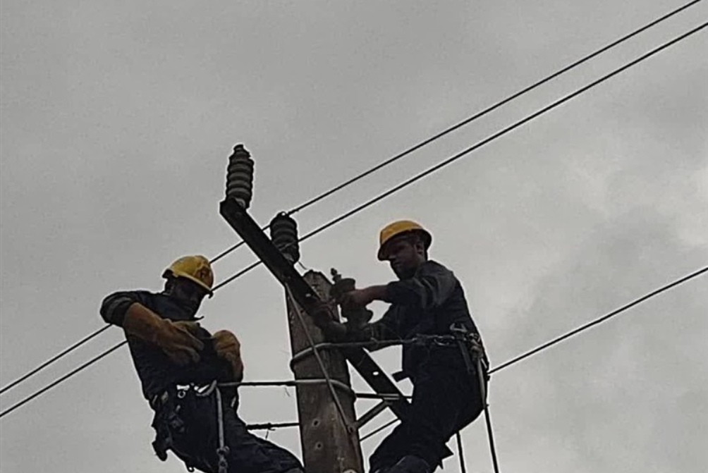 ترمیم شبکه برق آسیب دیده از حملات دشمن در جزیره قشم