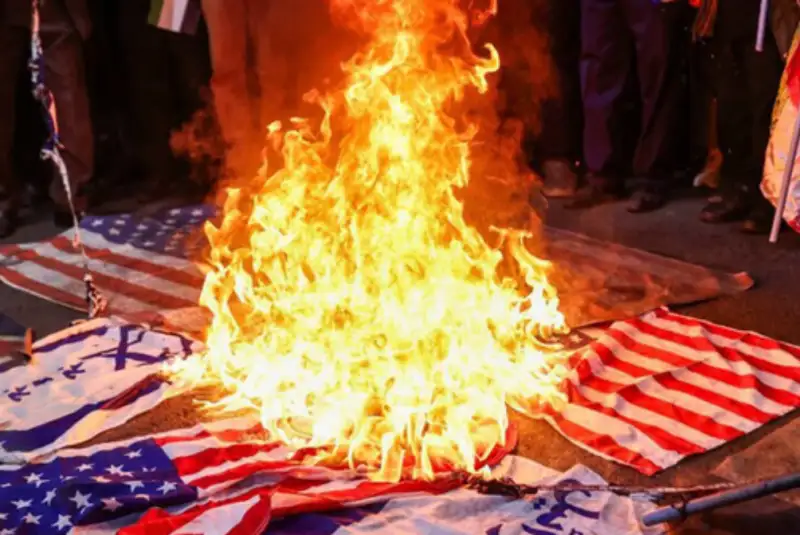 فراخوان آتش زدن پرچم‌ آمریکا و اسرائیل در چهارشنبه سوری امسال