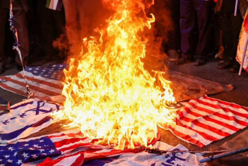فراخوان آتش زدن پرچم‌ آمریکا و اسرائیل در چهارشنبه سوری امسال