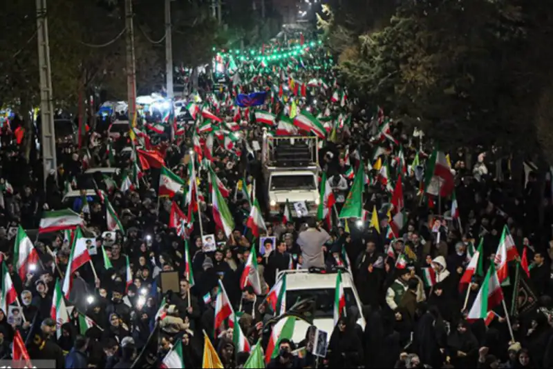 پانزدهمین شب تجمع مردم در دفاع از میهن اسلامی