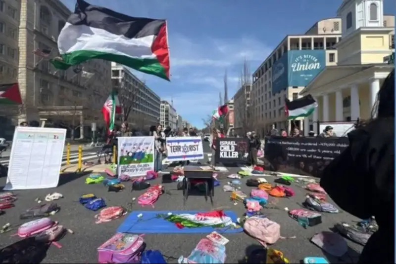 اعتراض به کشتار کودکان میناب مقابل کاخ سفید