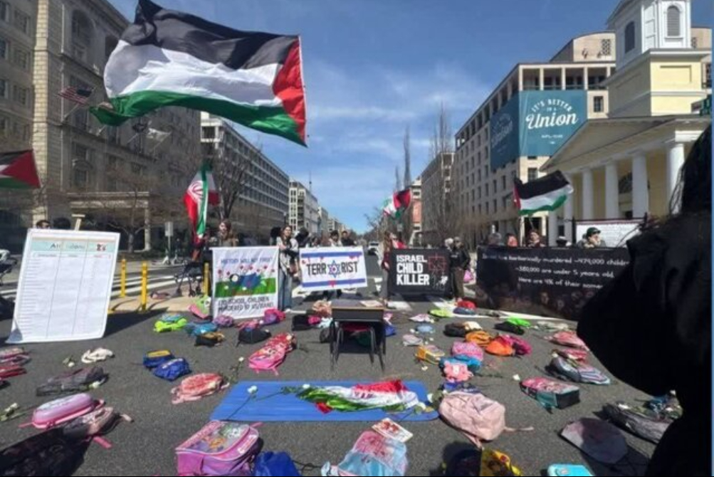 اعتراض به کشتار کودکان میناب مقابل کاخ سفید