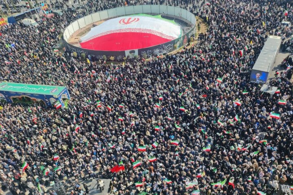 حماسه بصیرت در پایتخت؛تشییع باشکوه شهدای ناو دنا، لاریجانی و سلیمانی در میدان انقلاب