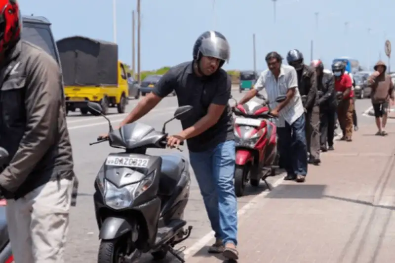 تشدید سهمیه‌بندی سوخت در سریلانکا