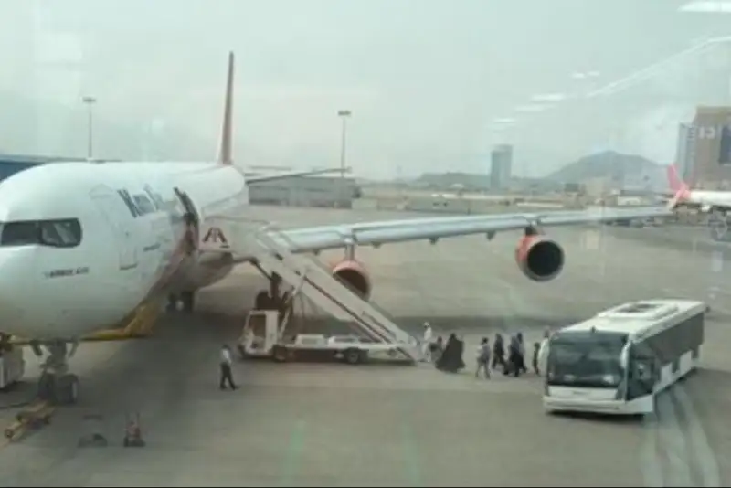 بازگشت 346 ایرانی در راه‌مانده امارات از مسیر افغانستان به مشهد