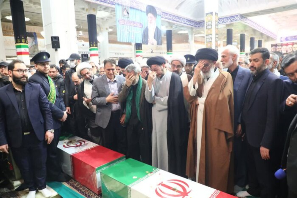 تشییع پیکر وزیر اطلاعات و خانواده‌اش در قم برگزار شد