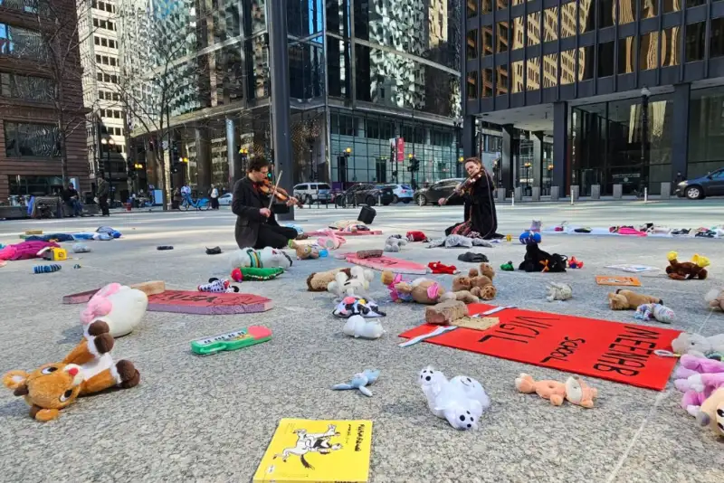 اجرای پرفورمنس ضدجنگ در شیکاگو به یاد کودکان شهید میناب