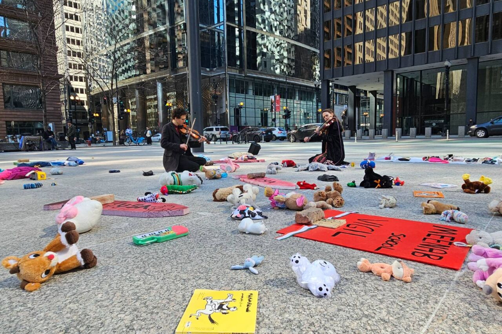 اجرای پرفورمنس ضدجنگ در شیکاگو به یاد کودکان شهید میناب