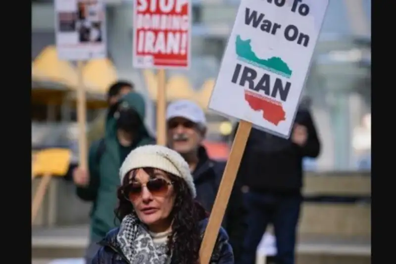 تظاهرات معترضان کانادایی به حملات آمریکا علیه ایران