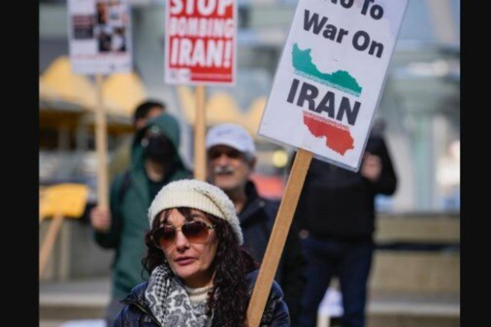 تظاهرات معترضان کانادایی به حملات آمریکا علیه ایران