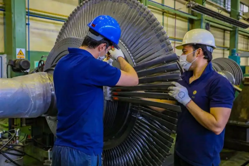 کارکنان نیروگاه ها بدون هراس در صف مقدم تولید برق