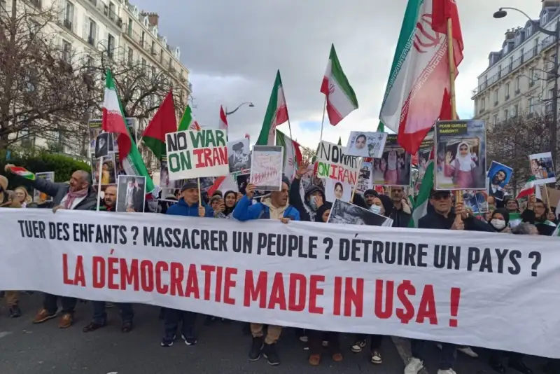 تظاهرات شهروندان پاریس در حمایت از ایران
