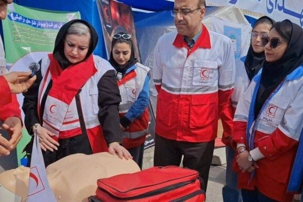 وحید رهبانی، مهیا دهقانی، نعیمه نظام‌دوست در کنار اعضای جمعیت هلال احمر+ عکس