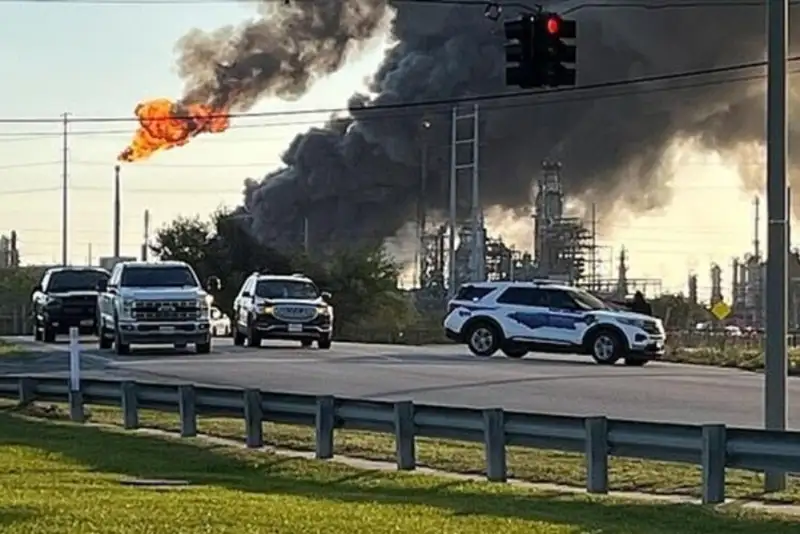 انفجار در پالایشگاه نفت تگزاس؛ دود غلیظ آسمان را فرا گرفت