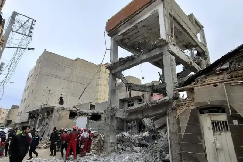 پیکر شهدا از زیر آوار خانه‌های سازمانی راه‌آهن تبریز خارج شد