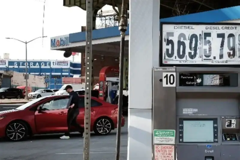 بنزین آمریکا حتی بعد از پایان جنگ ایران  گران خواهد ماند