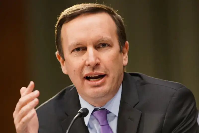 سناتور آمریکایی جنگ با ایران را احمقانه‌ترین نبرد تاریخ آمریکا خواند