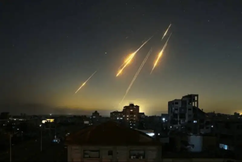 گاردین: گنبد آهنین در مقابله با موشک‌های بارشی ایران شکست خورده است