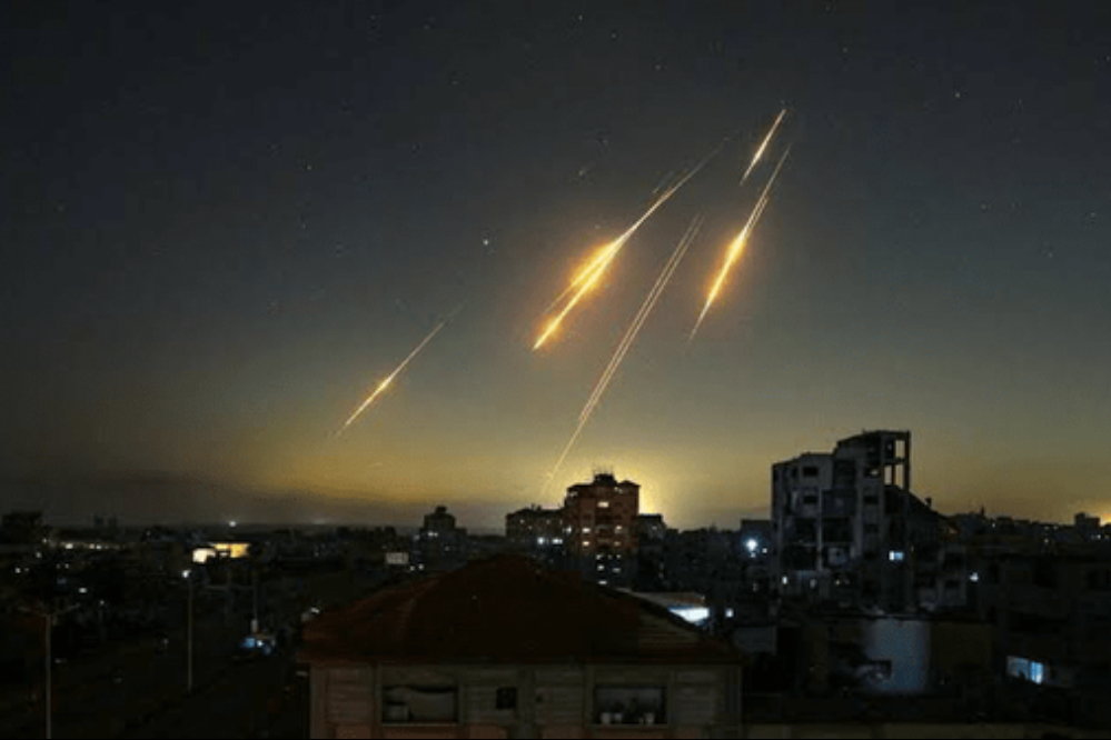 گاردین: گنبد آهنین در مقابله با موشک‌های بارشی ایران شکست خورده است