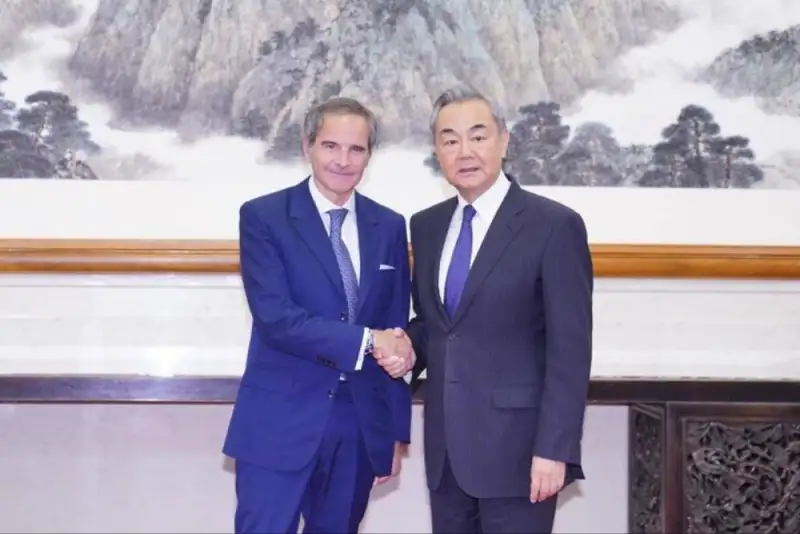 هشدار وزیر خارجه چین نسبت به حملات به تاسیسات هسته‌ای در خاورمیانه