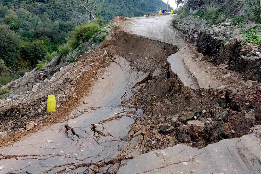 قطع ارتباط مخابراتی در بخش‌هایی از کوهدشت درپی رانش زمین