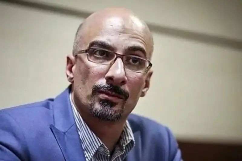 اگر نمی‌توانید از منشور دفاع کنید، استعفا دهید