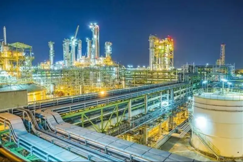 اعلام توقف موقت قیمت گذاری فرآورده های نفتی وگازی با قیمتهای جهانی