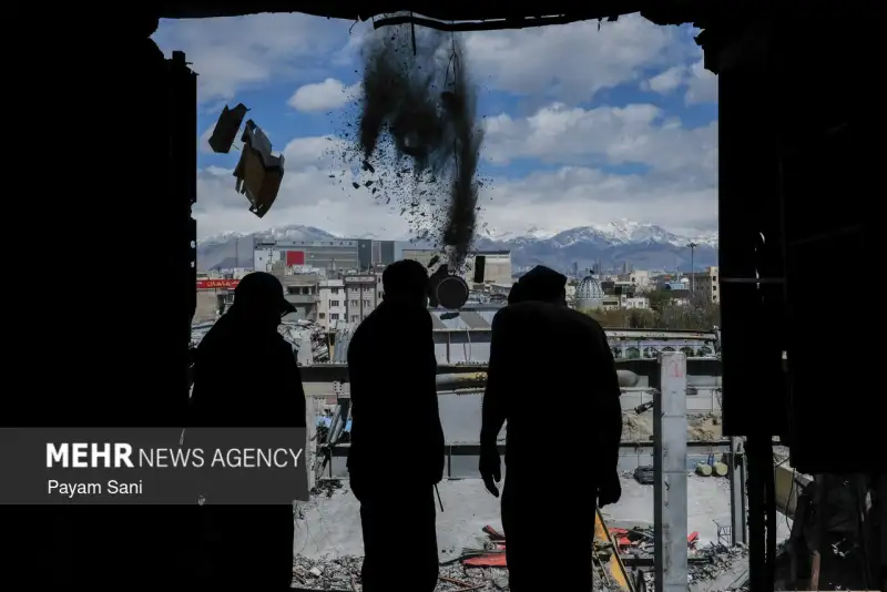 گزارش تصویری | گروه‌های جهادی؛ پای کار خانه‌های آسیب‌دیده در جنگ