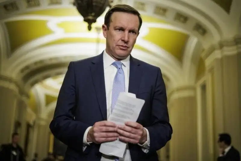 سناتور آمریکایی: اقتصاد جهانی به دلیل بسته بودن تنگه هرمز درحال فروپاشی است