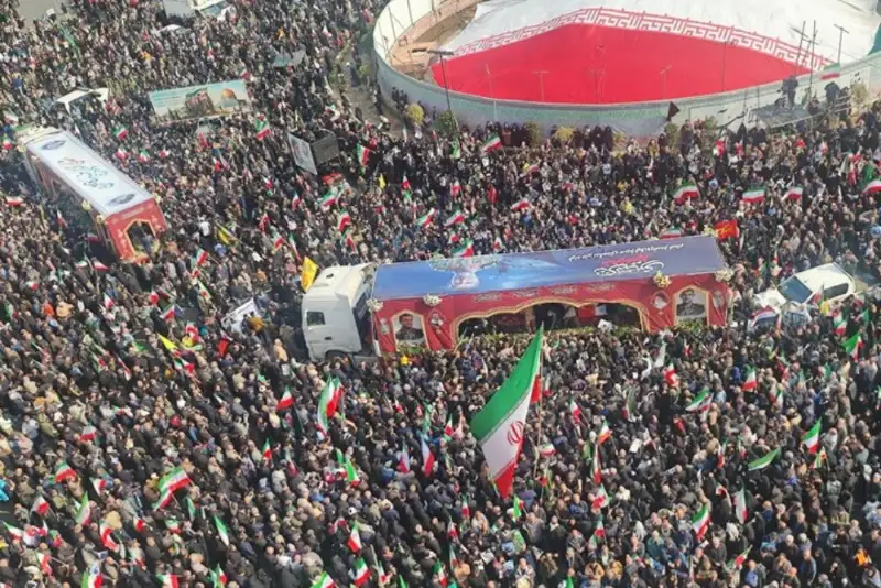 بدرقه اهالی پایتخت با شهیدان تنگسیری و اسحاقی+ فیلم