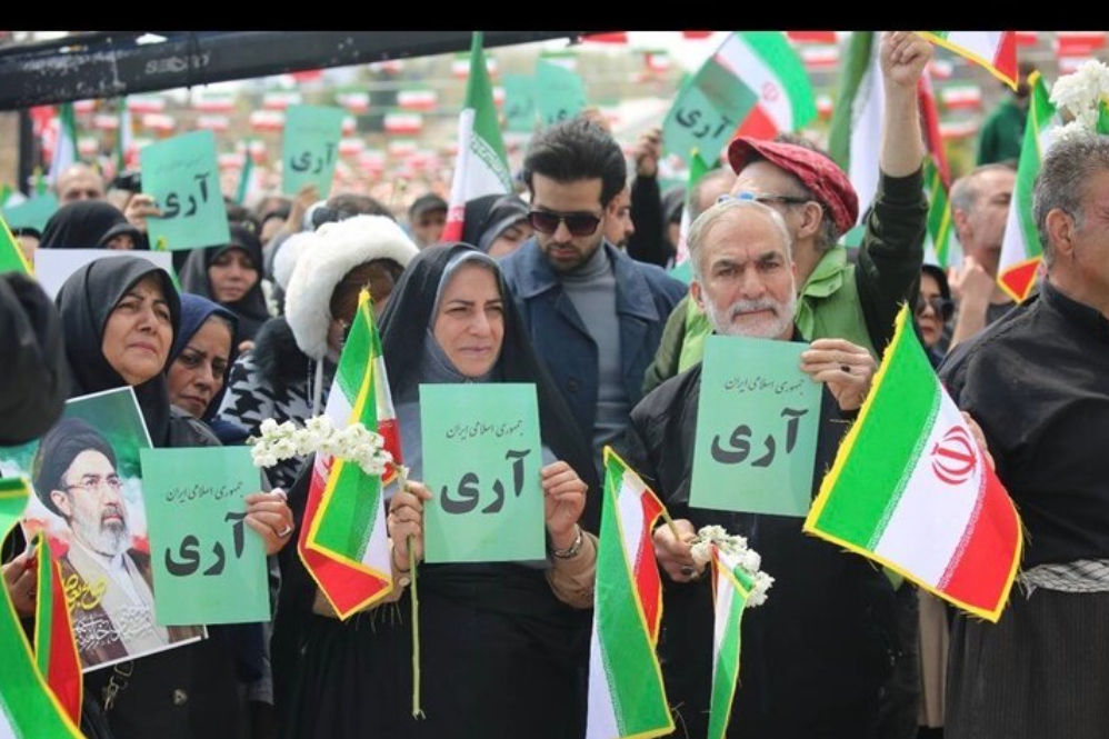 اهتزاز بزرگترین پرچم ایران در اجتماع مردم در روز جمهوری اسلامی