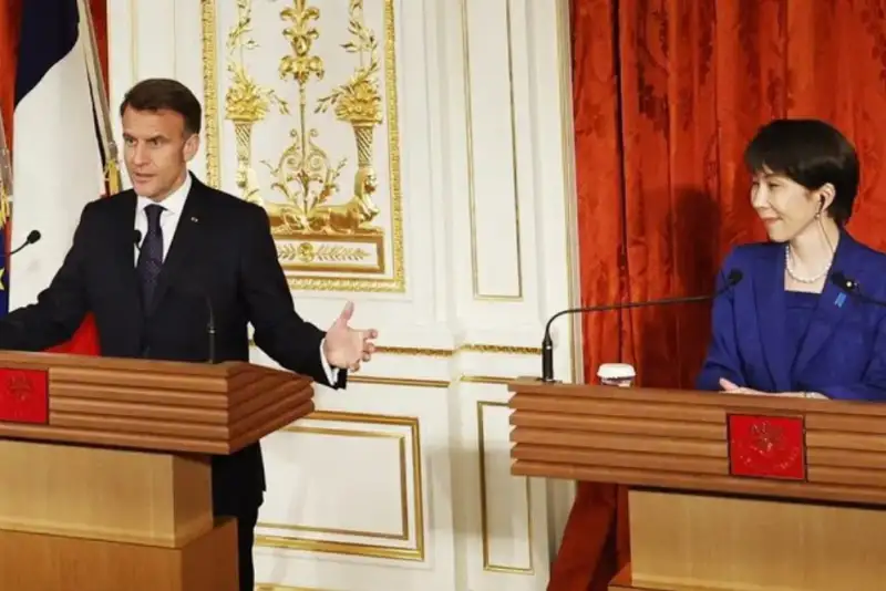 دیدار ماکرون با نخست‌وزیر ژاپن در توکیو