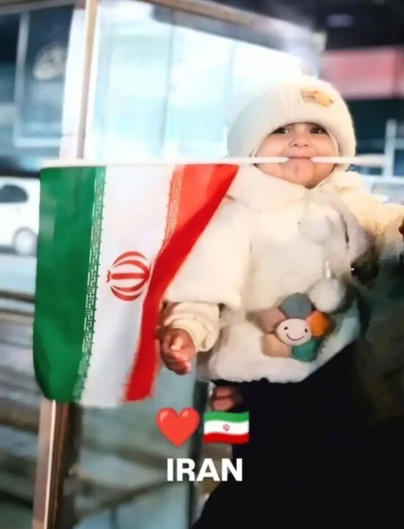 کودکان با چنگ و دندان پرچم را بالا نگه می دارند