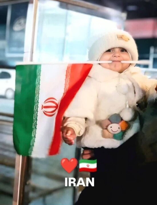 کودکان با چنگ و دندان پرچم را بالا نگه می دارند