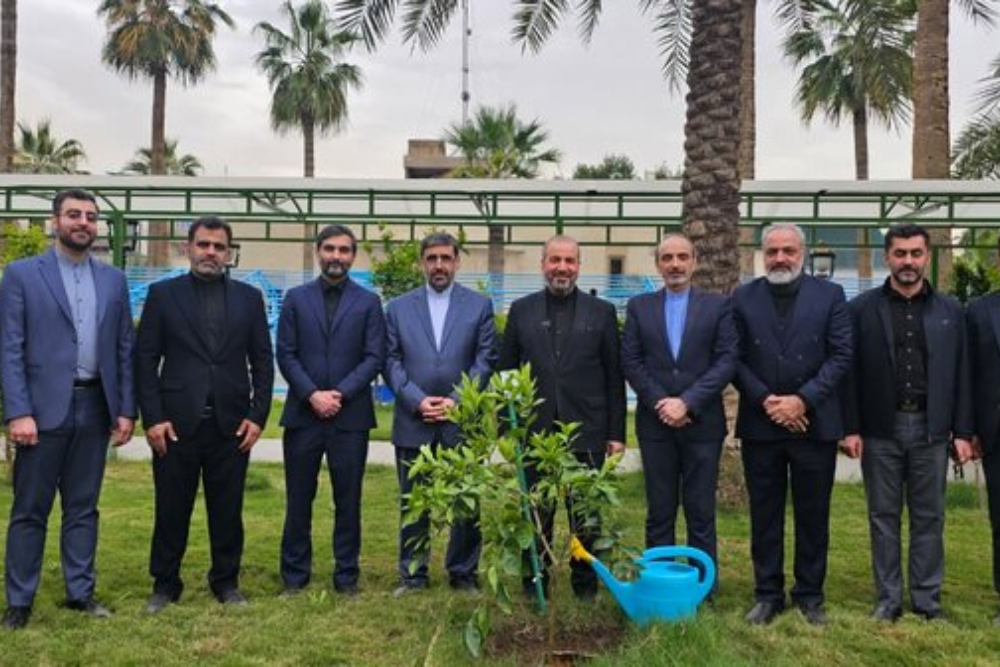 کاشت نهال در سفارت ایران در عراق