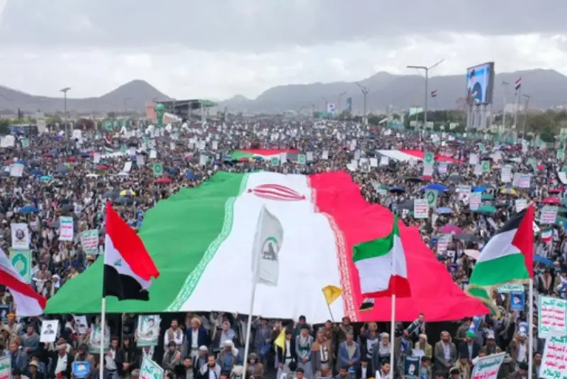 سیل جمعیت در یمن برای ایران به خیابان‌ها آمدند