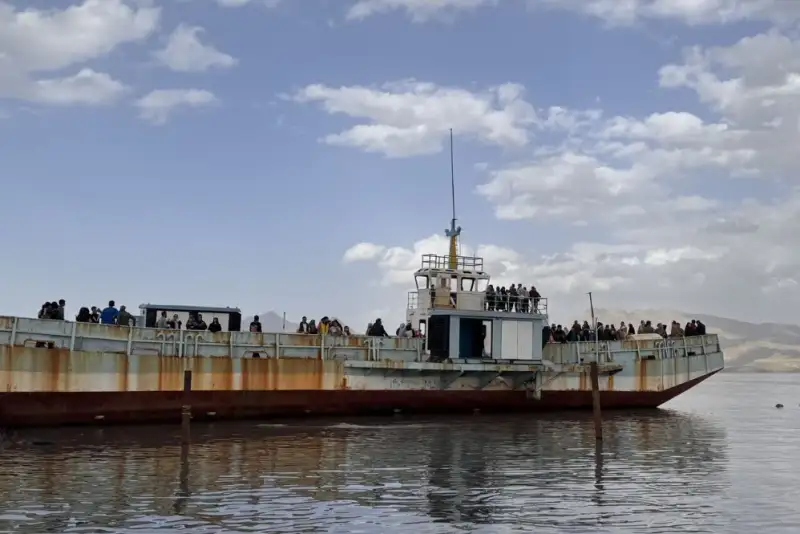 پس از سال‌ها انتظار؛ آب دریاچه ارومیه به کشتی آرتمیا رسید+ فیلم