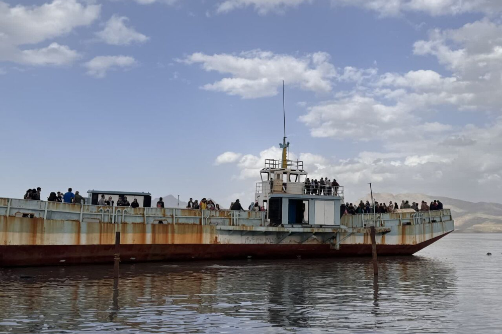 پس از سال‌ها انتظار؛ آب دریاچه ارومیه به کشتی آرتمیا رسید+ فیلم