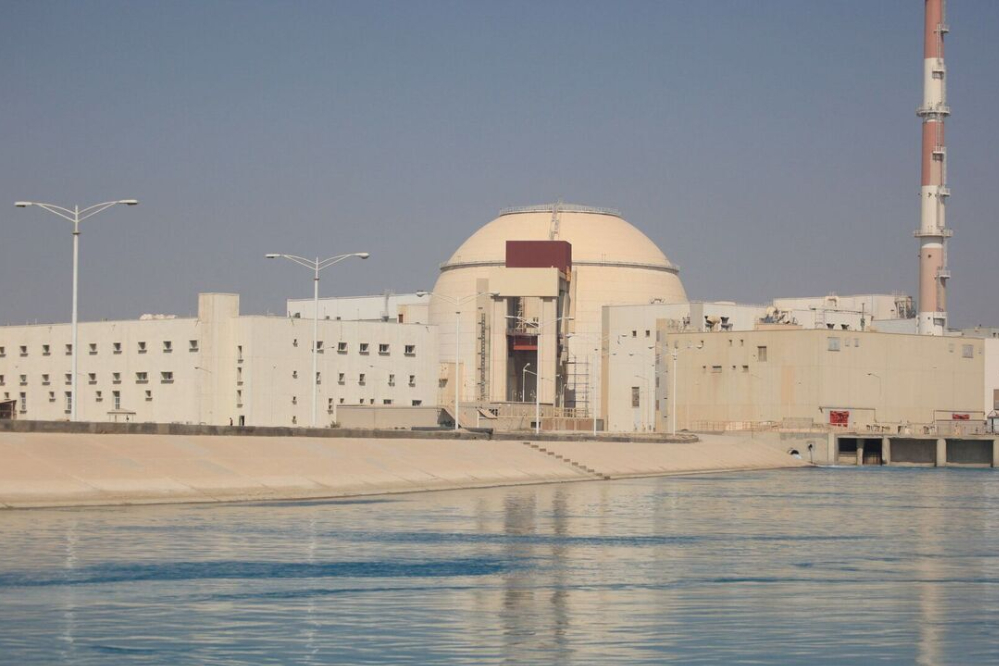 العدو الصهيو أمريكي يستهدف محطة بوشهر النووية للمرة الرابعة خلال الحرب