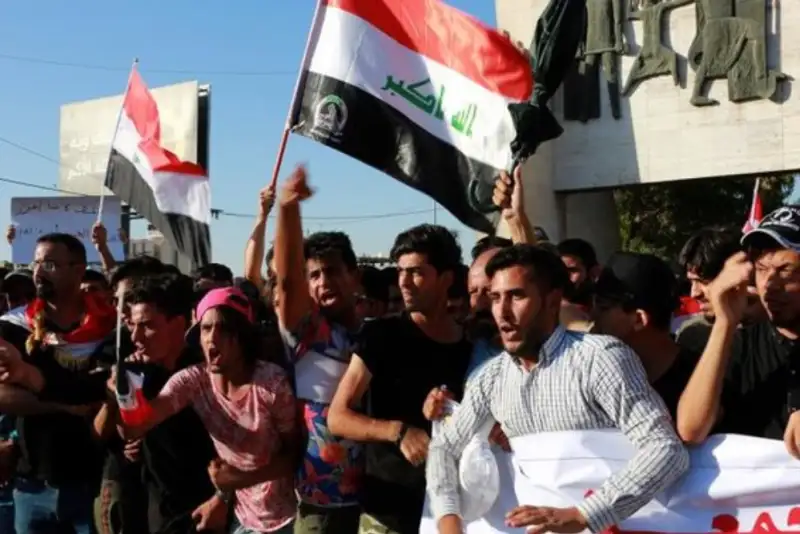 راهپیمایی بی سابقه  با جمعیت میلیونی عراقی‌ها در میدان التحریر در حمایت از ایران + فیلم