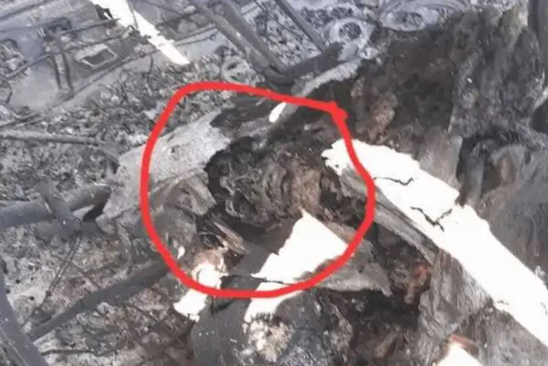 تصویر جمجه سوخته سرباز آمریکایی در میان تجهیزات هواپیمای سی - 130