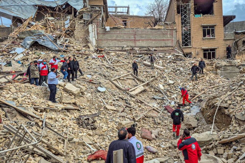 ادامه حملات دشمن آمریکایی-صهیونی به ایران/حمله به منطقه مسکونی درپردیس وفرودگاه های چندشهر