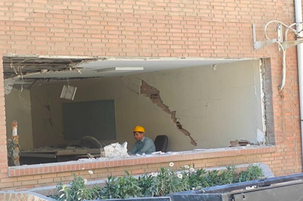 تدریس استاد دانشگاه شریف در محل کلاس درس تخریب شده