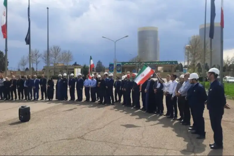 تشکیل زنجیره انسانی اطراف نیروگاه شهید رجایی قزوین و کازرون